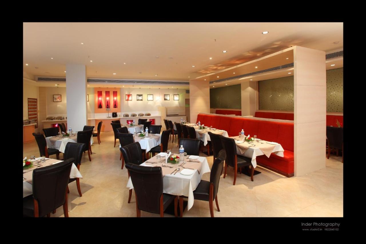 פונה The Altruist Business Hotel Kharadi מראה חיצוני תמונה