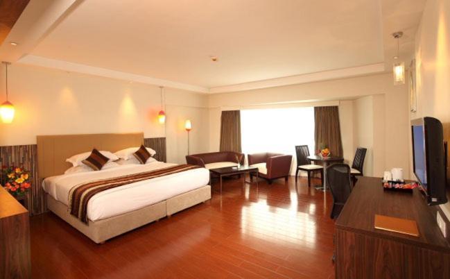 פונה The Altruist Business Hotel Kharadi מראה חיצוני תמונה