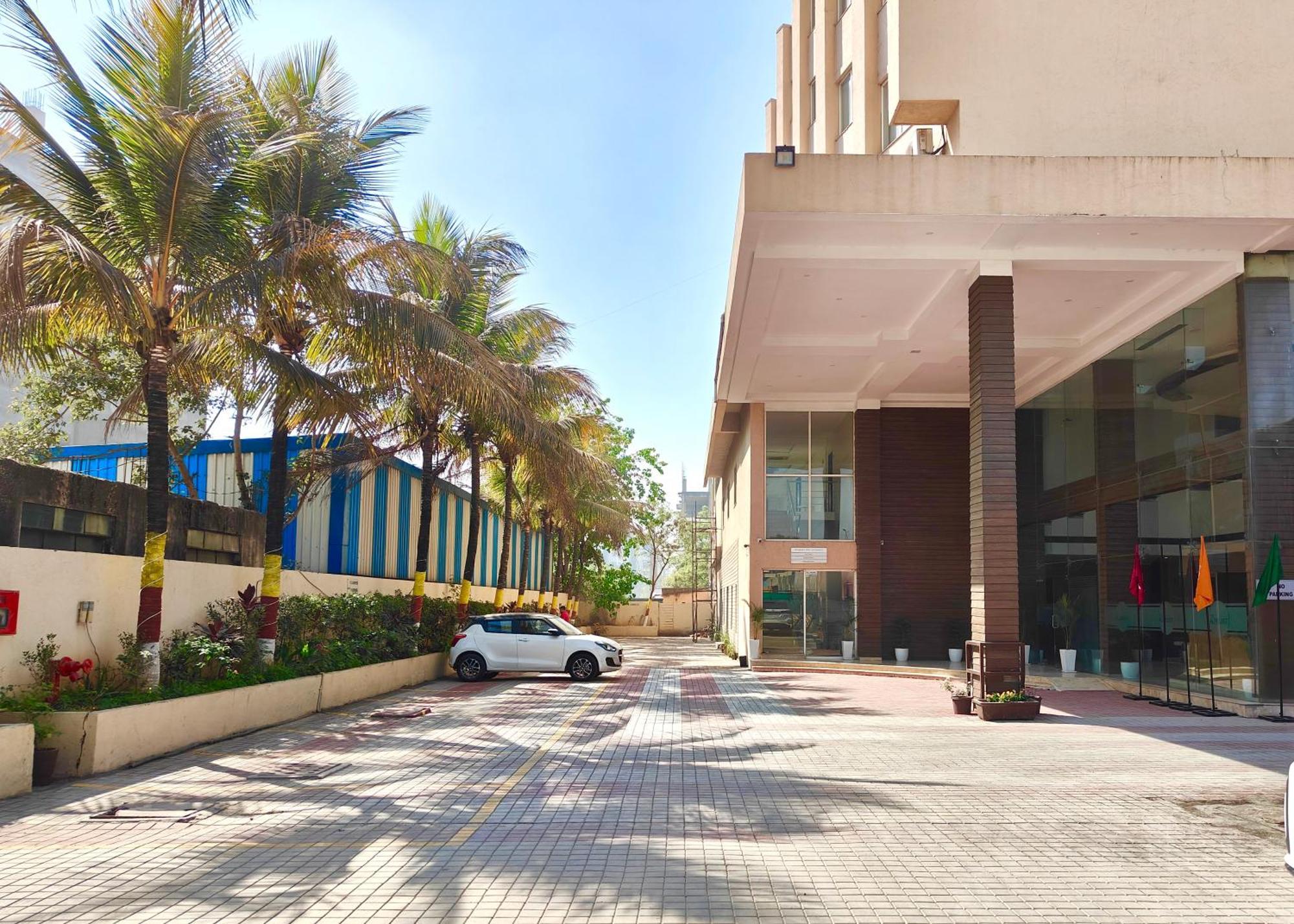 פונה The Altruist Business Hotel Kharadi מראה חיצוני תמונה