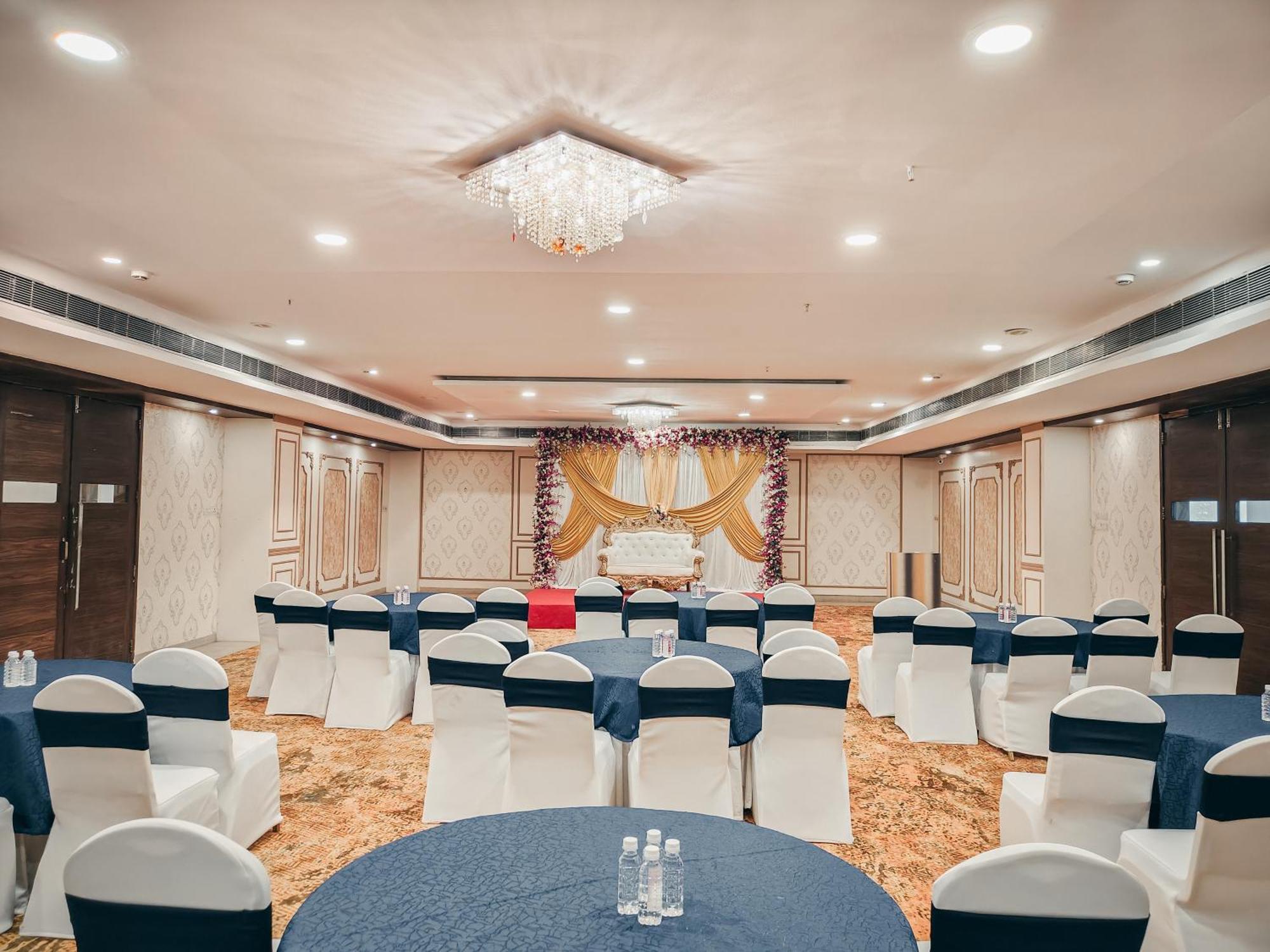 פונה The Altruist Business Hotel Kharadi מראה חיצוני תמונה