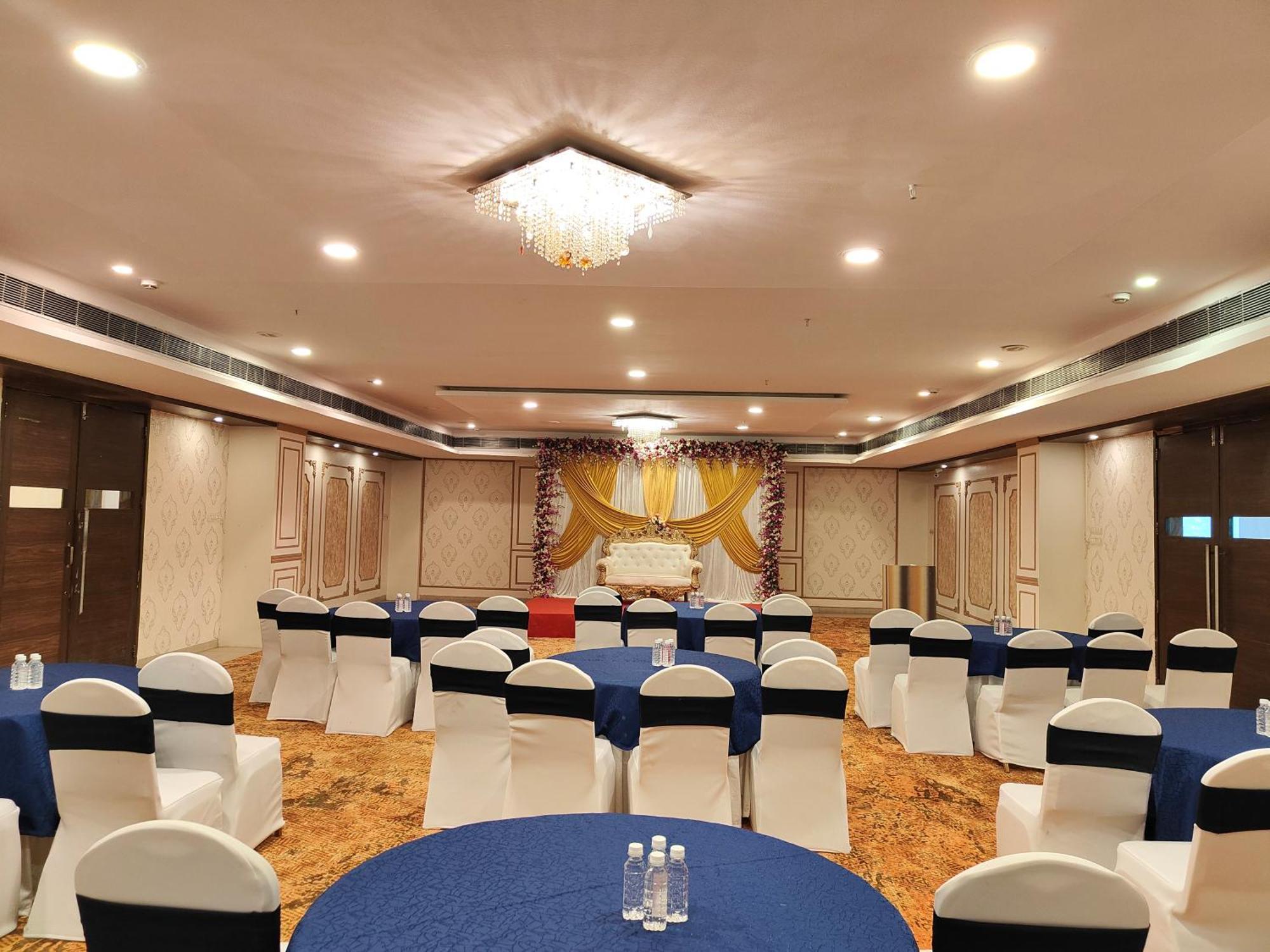 פונה The Altruist Business Hotel Kharadi מראה חיצוני תמונה