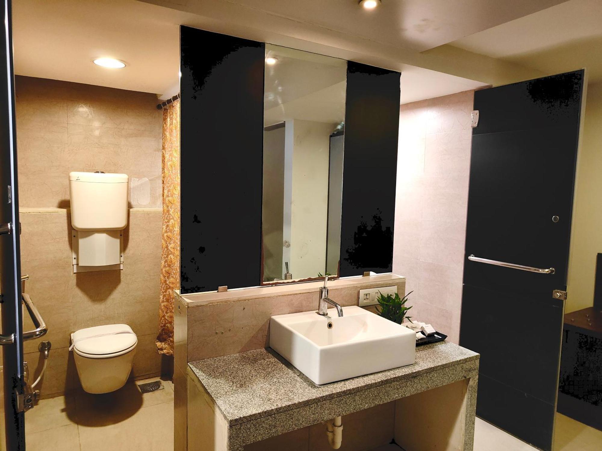 פונה The Altruist Business Hotel Kharadi מראה חיצוני תמונה