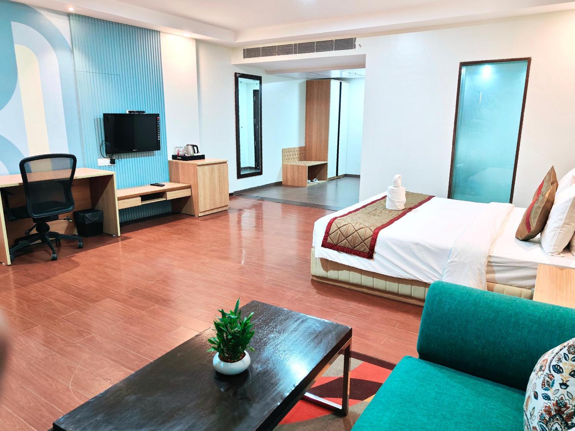 פונה The Altruist Business Hotel Kharadi מראה חיצוני תמונה