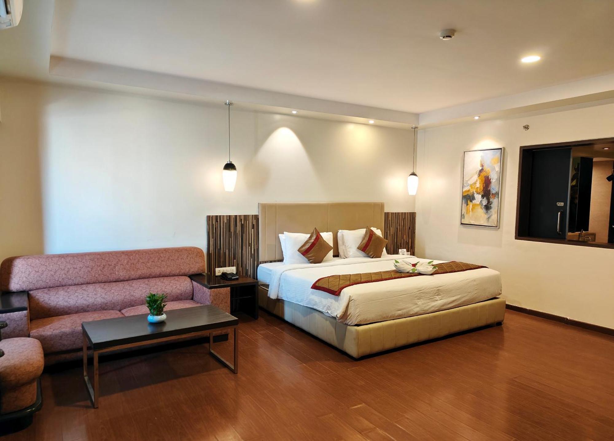 פונה The Altruist Business Hotel Kharadi מראה חיצוני תמונה
