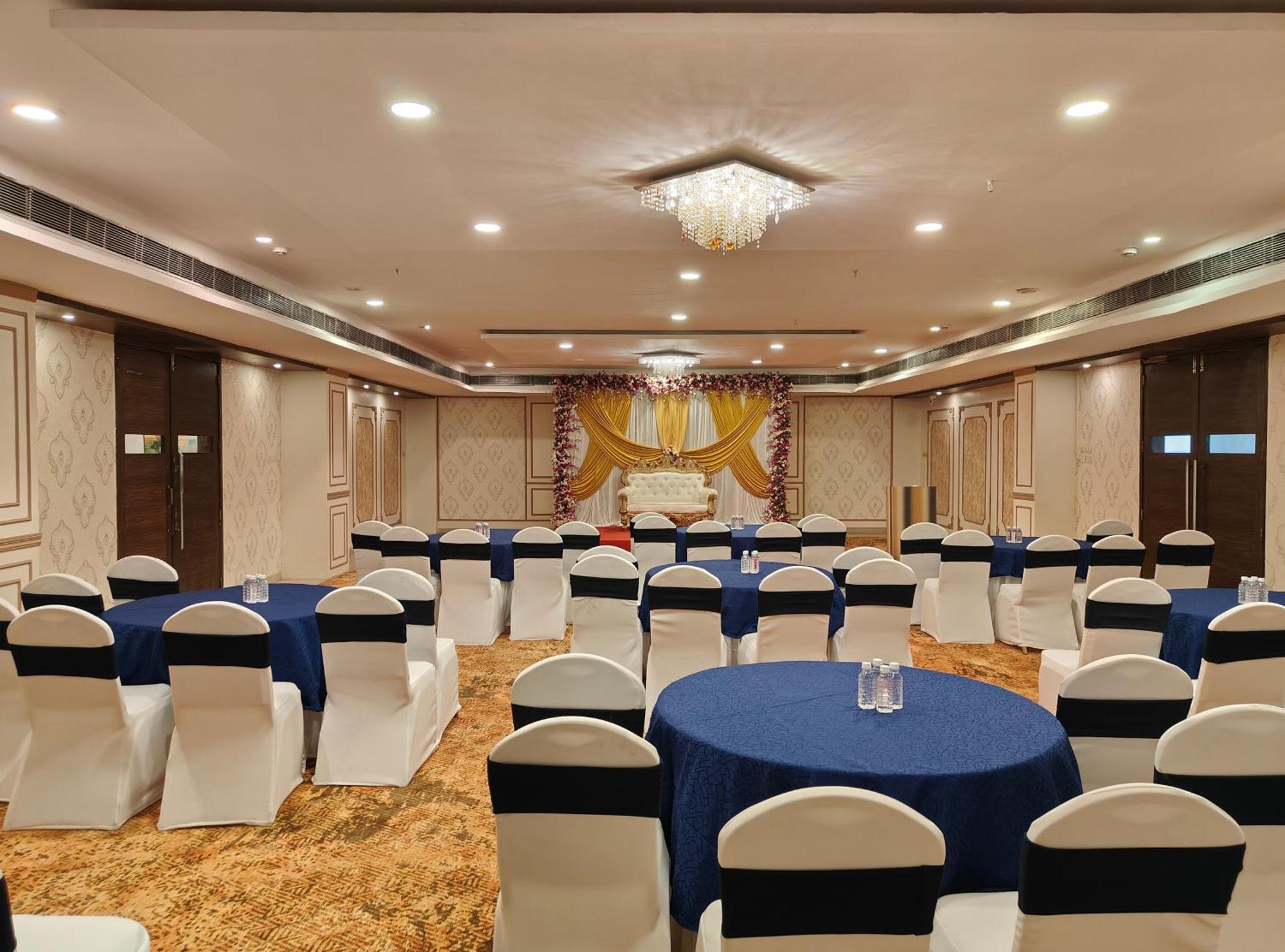 פונה The Altruist Business Hotel Kharadi מראה חיצוני תמונה