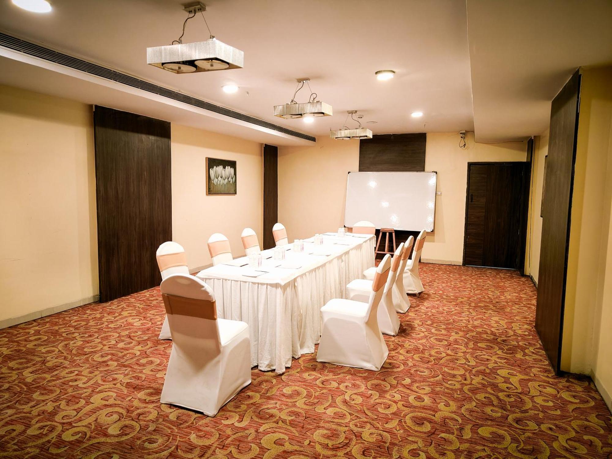 פונה The Altruist Business Hotel Kharadi מראה חיצוני תמונה