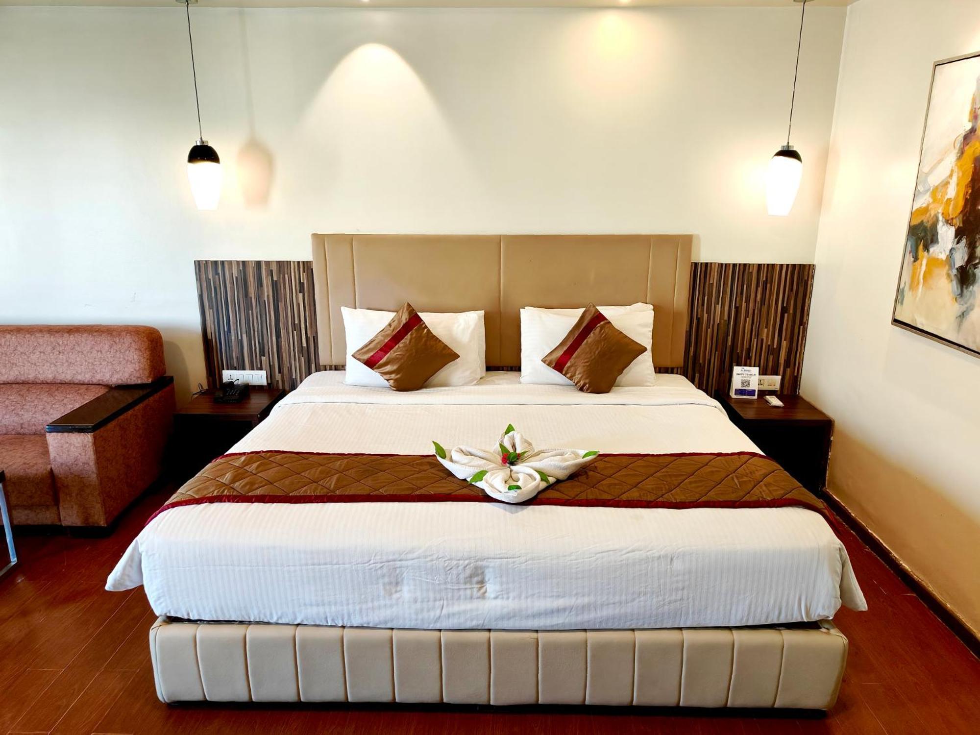 פונה The Altruist Business Hotel Kharadi מראה חיצוני תמונה