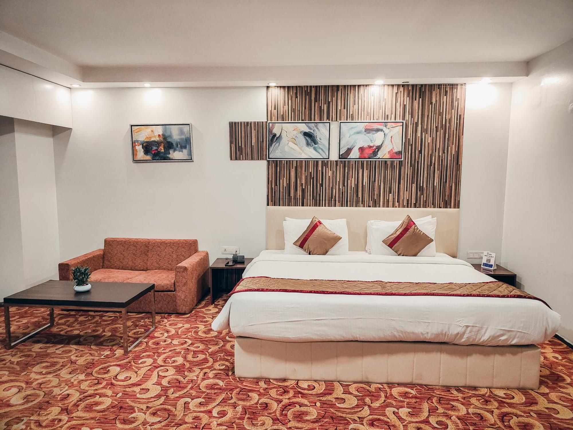 פונה The Altruist Business Hotel Kharadi מראה חיצוני תמונה