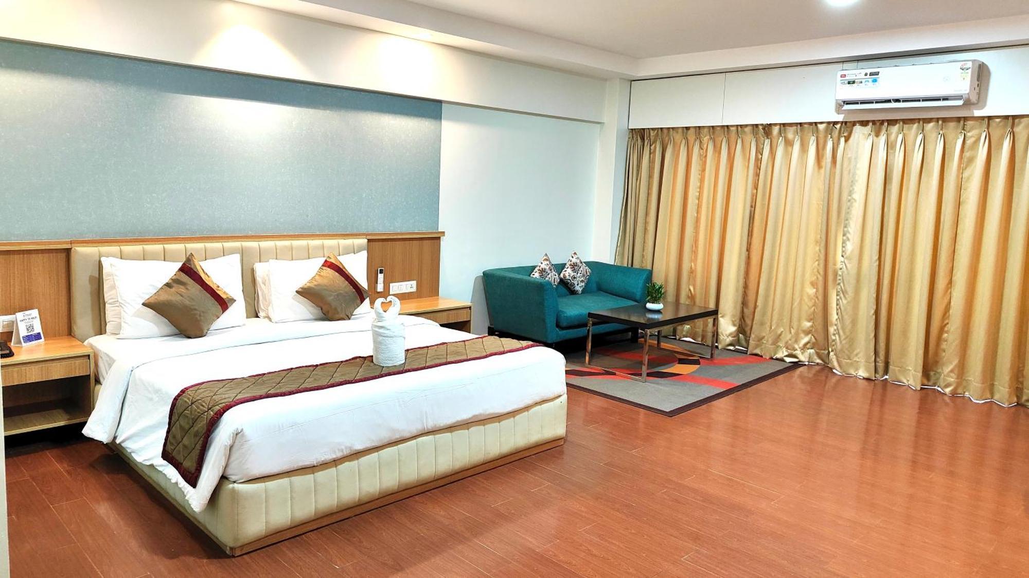 פונה The Altruist Business Hotel Kharadi מראה חיצוני תמונה
