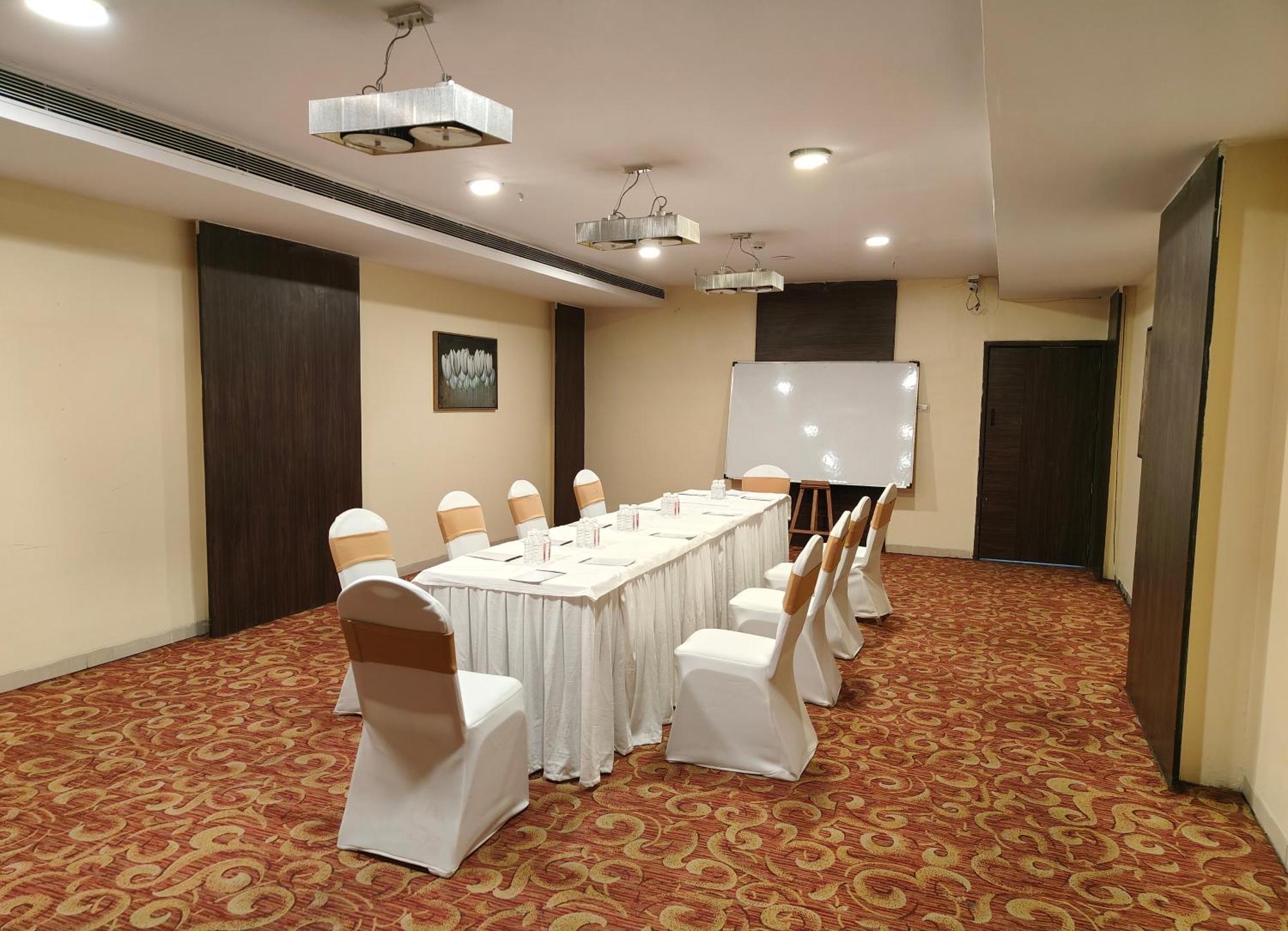 פונה The Altruist Business Hotel Kharadi מראה חיצוני תמונה