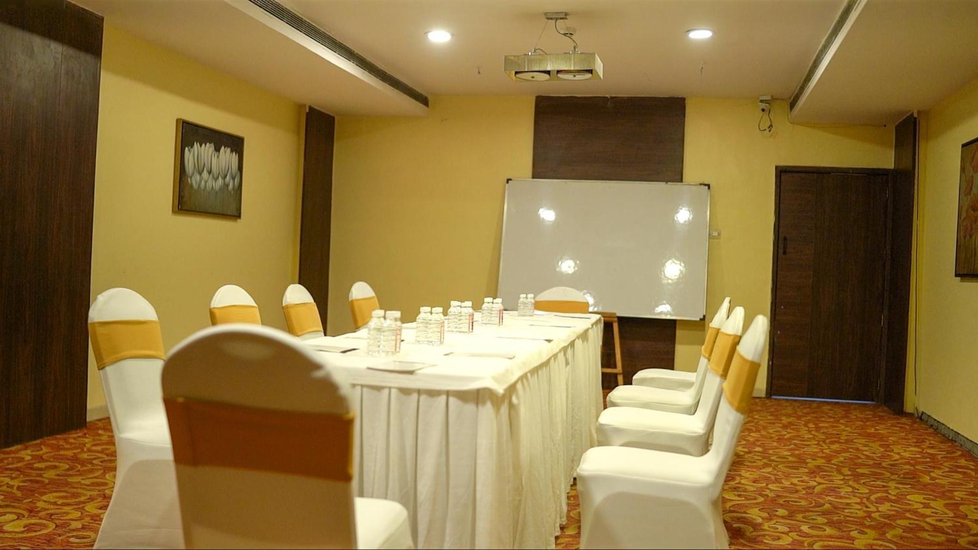 פונה The Altruist Business Hotel Kharadi מראה חיצוני תמונה